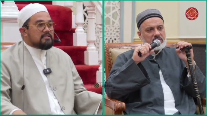 Yosh qiz tayt kiyishga harakat qilmoqda Uyda yalangoch chiroyli qizlar