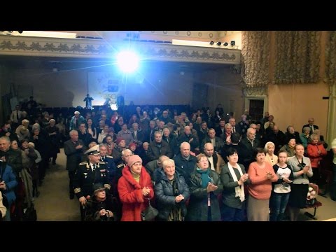 Севастопольцы аплодируют стоя песне «Верните Сталина» Сергея Курочкина