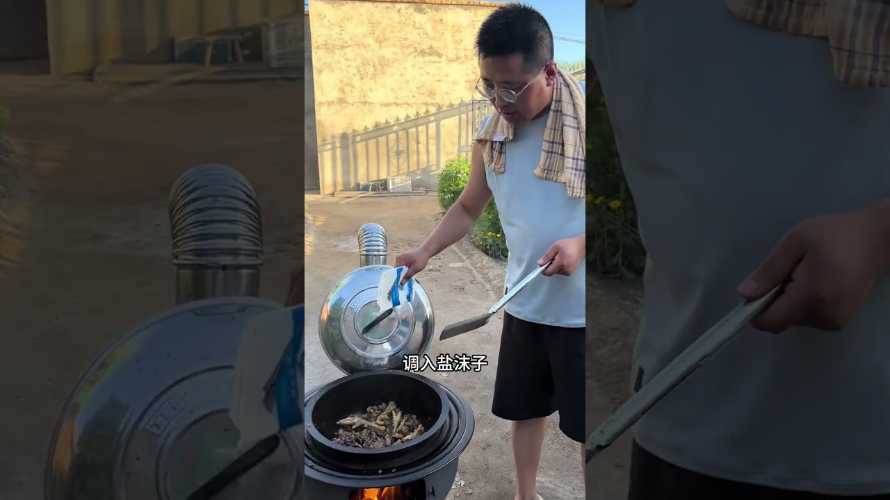 这顿火锅太香了！宽粉嗦着过瘾，豆皮软乎乎，土鸡炖得超烂乎，边吃边唠，幸福就是这么简单#鸡肉火锅 #和家人一起吃饭最幸福