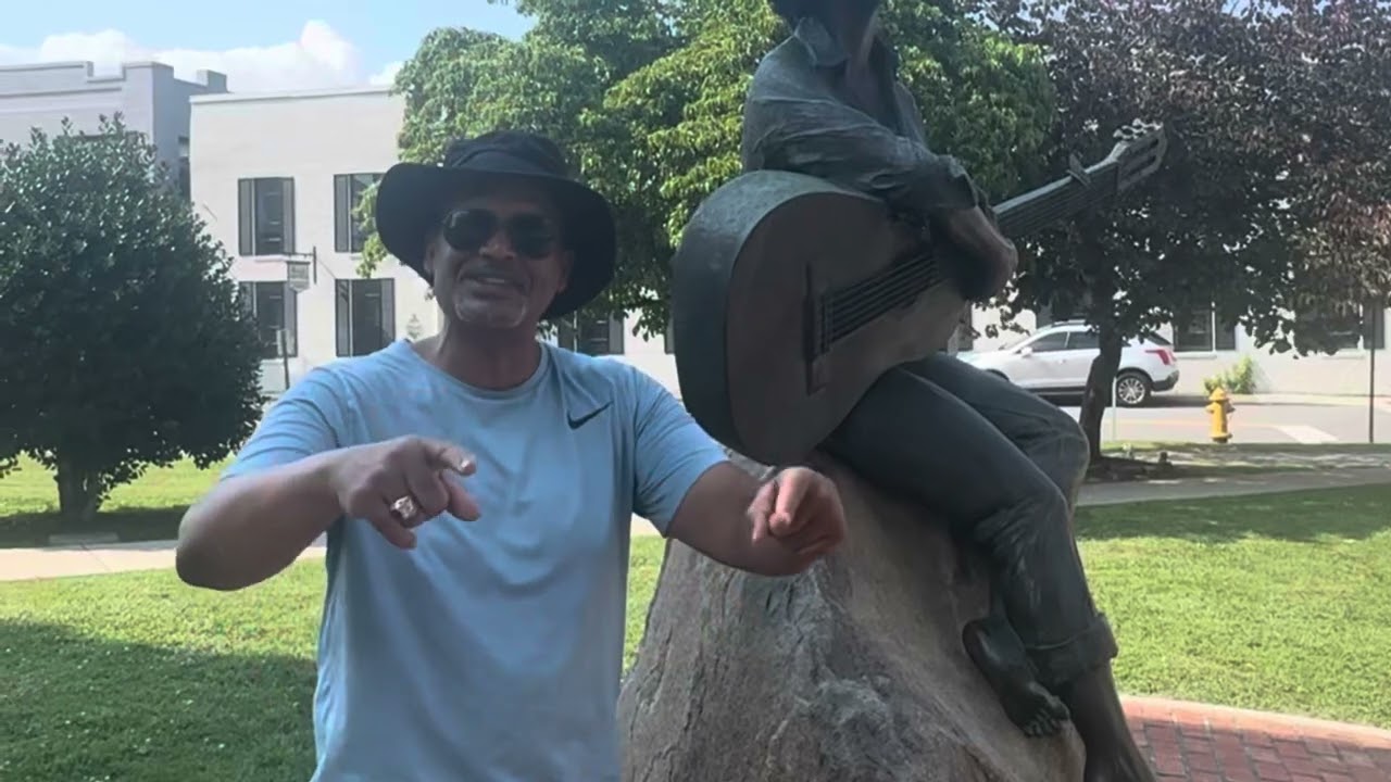 Tennessee Crash Kings visit Dolly Parton Statue