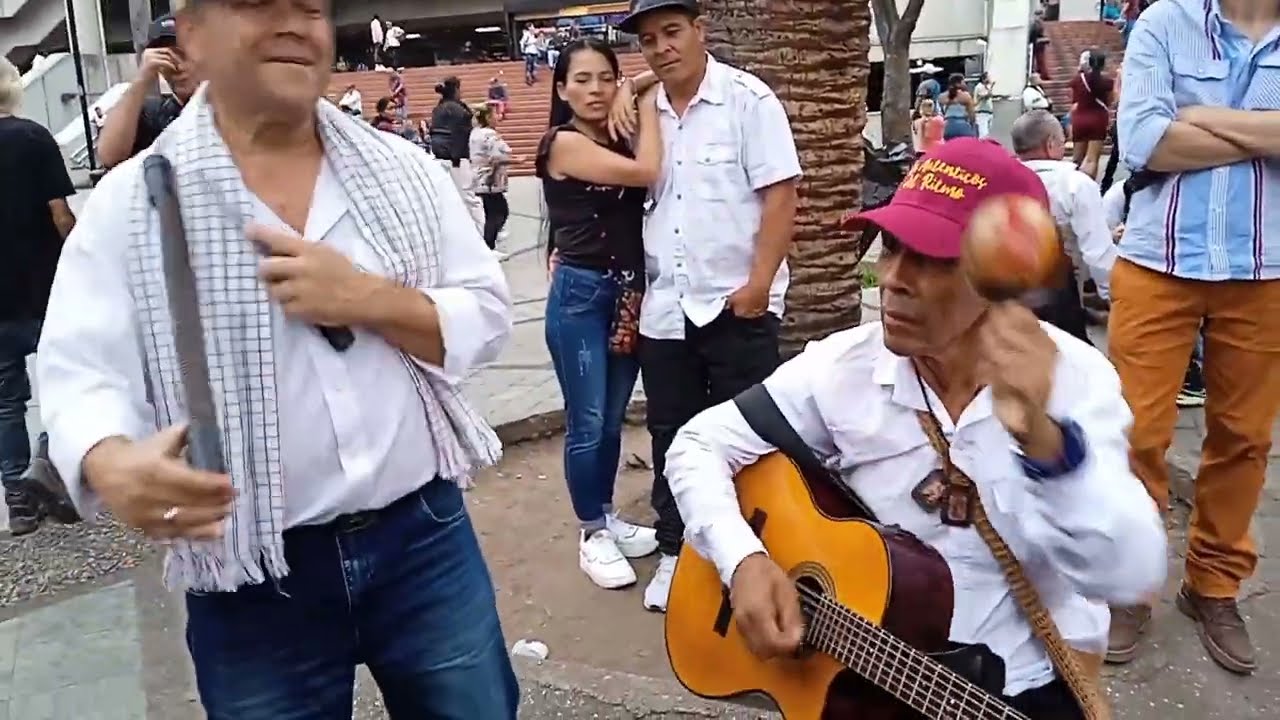 CON CUATRO COPAS Y EL DUENDE ALEGRE LA MADRE MONTE  Y EVER CHICA  CON LOS AUTENTICOS DEL RITMO