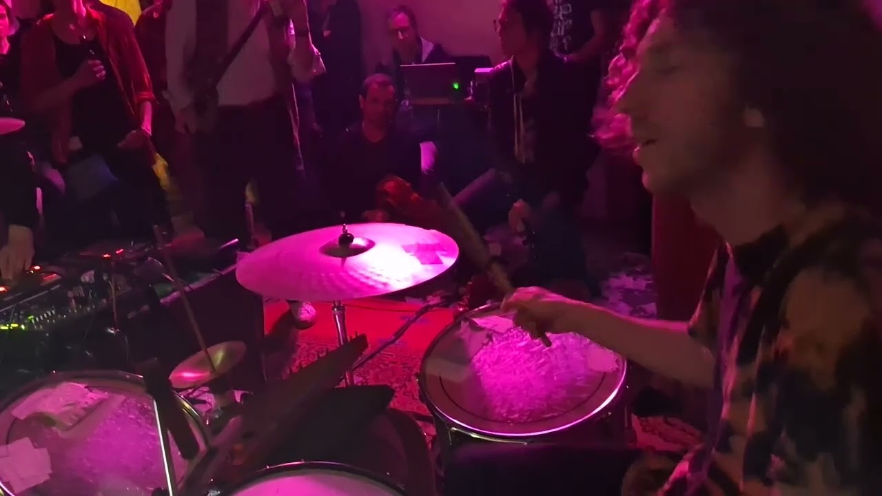 Zohastre, duo franco-italien (Héloïse Thibault, électronique , et Olmo Guadagnoli, batterie)