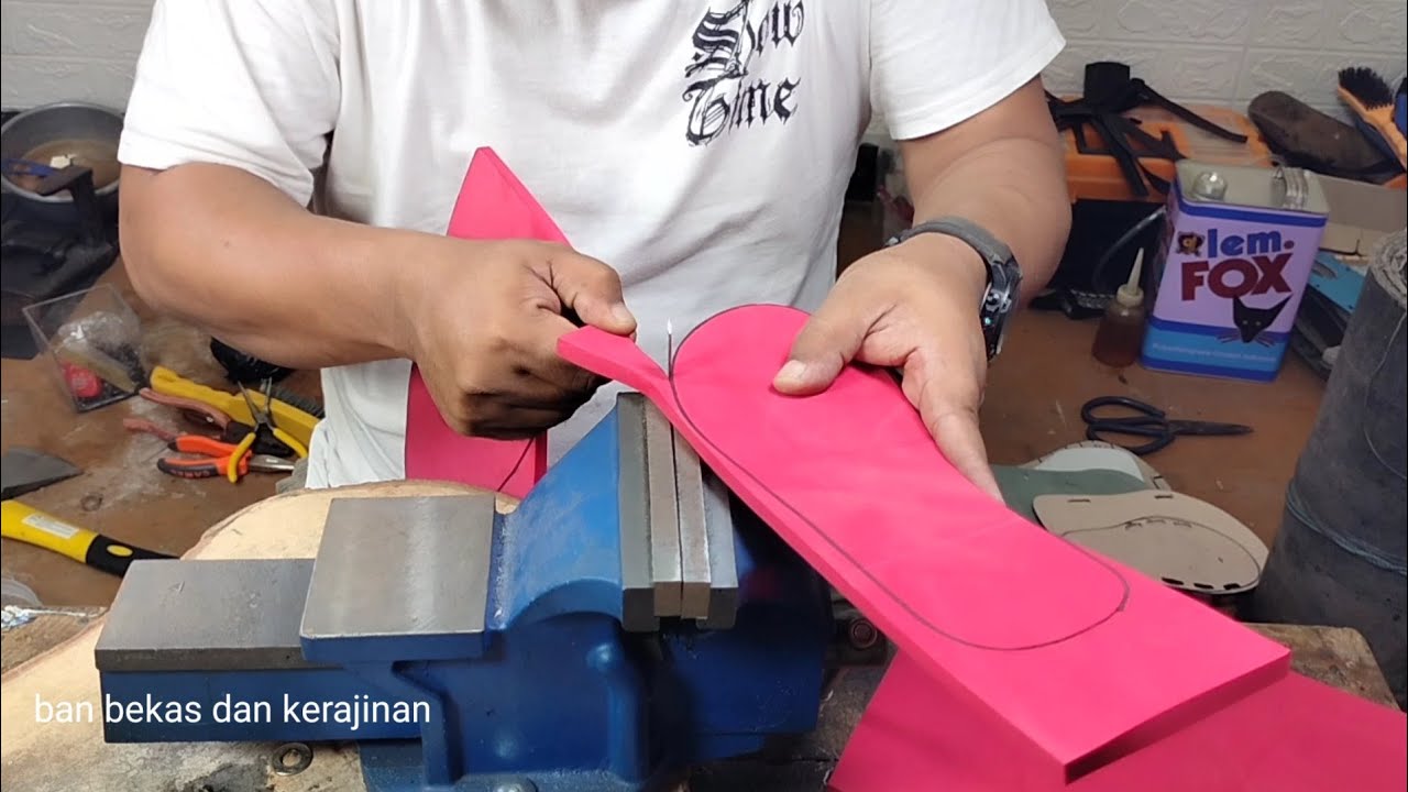 Membuat alat pemotong sandal