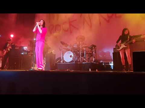 Primal Scream playing "Velocity Girl" at the Ulster Hall