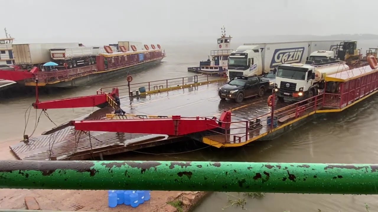 Três balsa 24 horas sempre lotadas com os brutos Travessia da balsa rio Tapajós