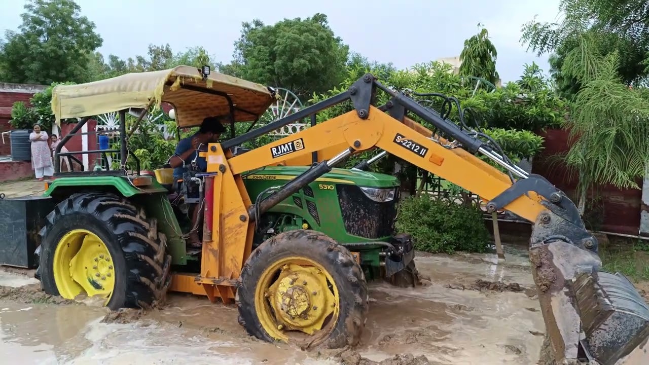 Mahindra pickup 4x4 John Deere 5310 4x4 loader tractor फंसी गाड़ी निकालते