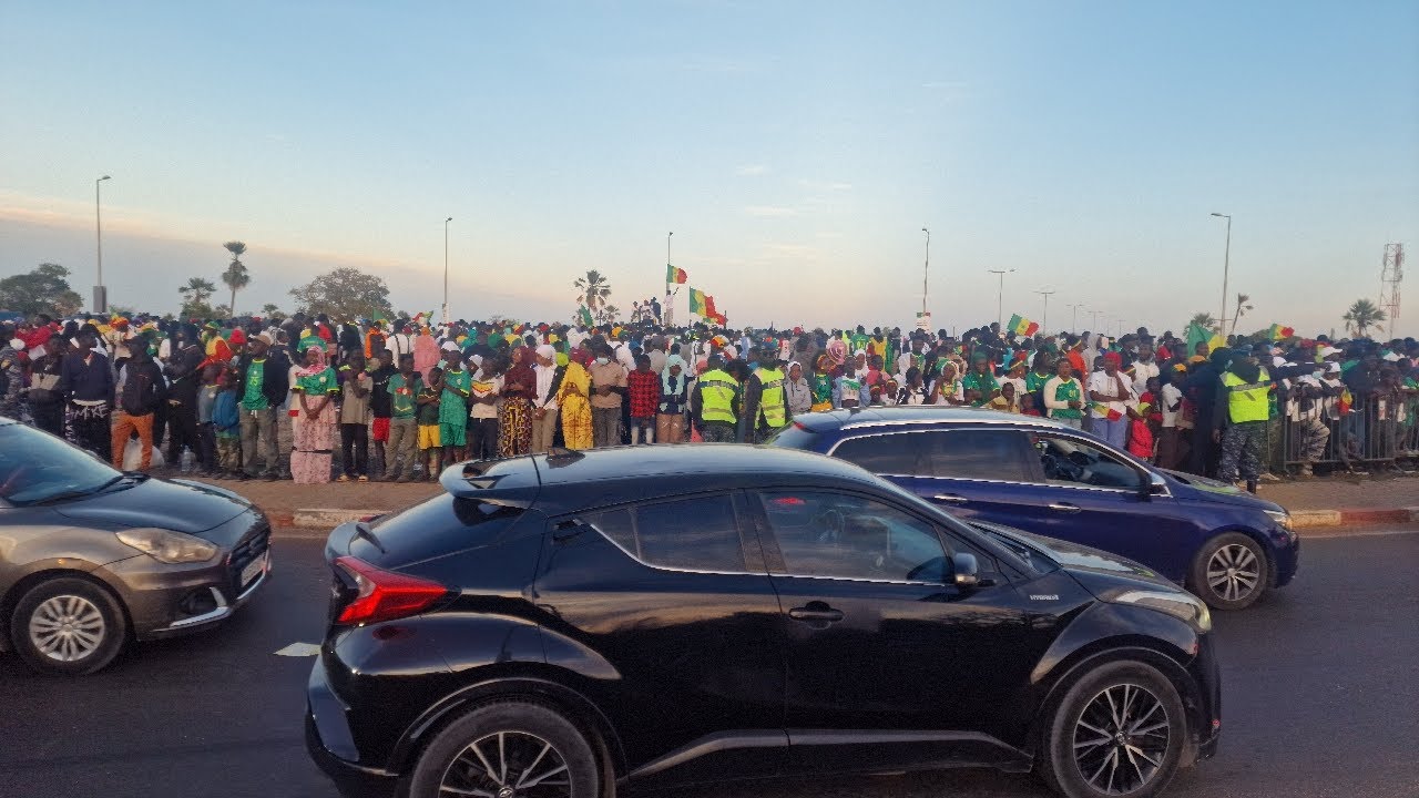 Arrivée des lions à L'AÉROPORT AIBD vivez l'ambiance