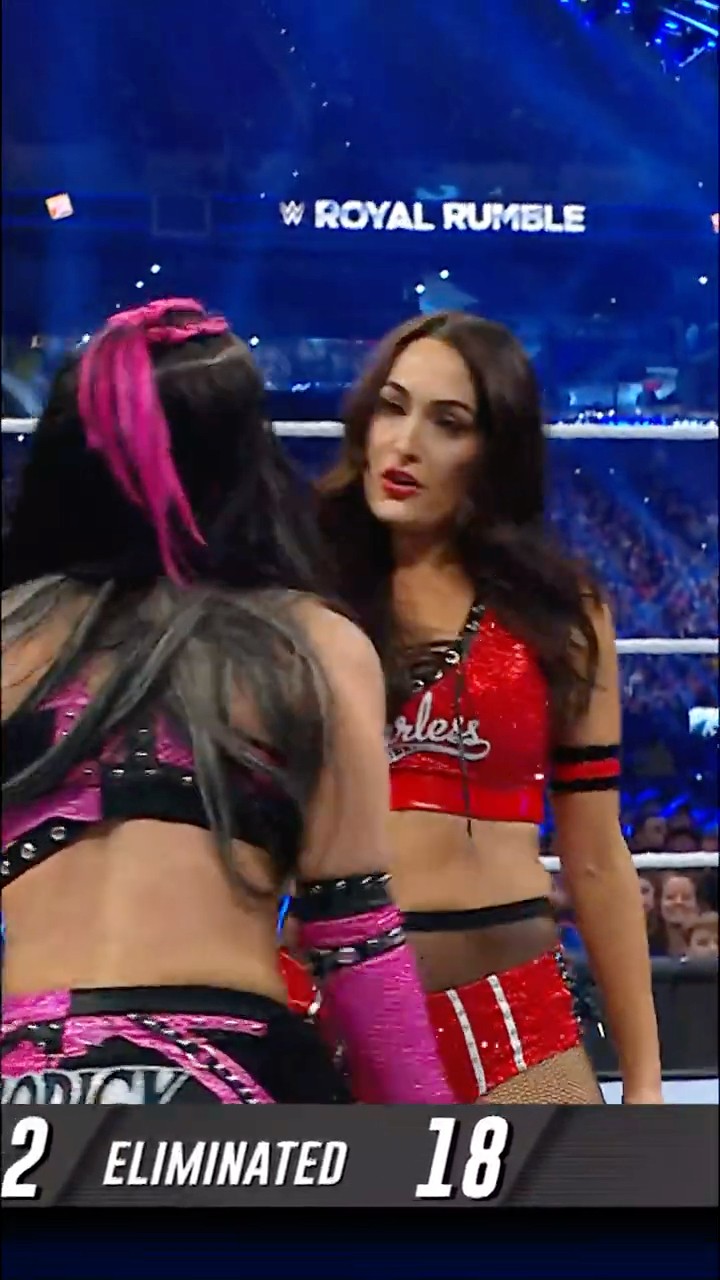 Nikki Bella wasn’t having it with Roxanne Perez ? #RoyalRumble
