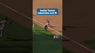 Justin Turner shows off his IQ and fakes out J.T. Realmuto 🫣