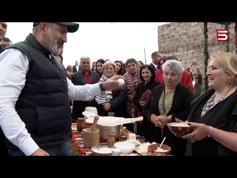 «Այ, որ տնական ձու չեք դրել, էդ լավ չի». Ներքին Բազմաբերդում հաց է կերել Փաշինյանը