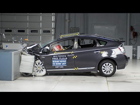 2012 Toyota Prius moderate overlap IIHS crash test