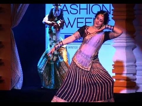 Vermoorden Smeltend insect Hema Malini Dances For Neeta Lulla Collection - Lakme Fashion Week 2012 -  YouTube