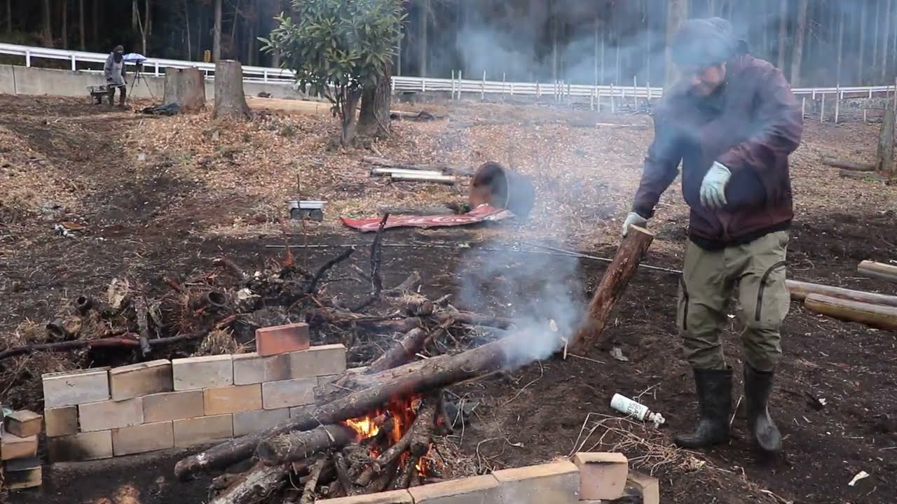 竹の根や竹株が増えたので火力を上げて焼却していく｜畑作り