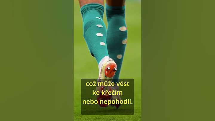 Proč fotbalisté dělají díry do štulpen? #footballshorts