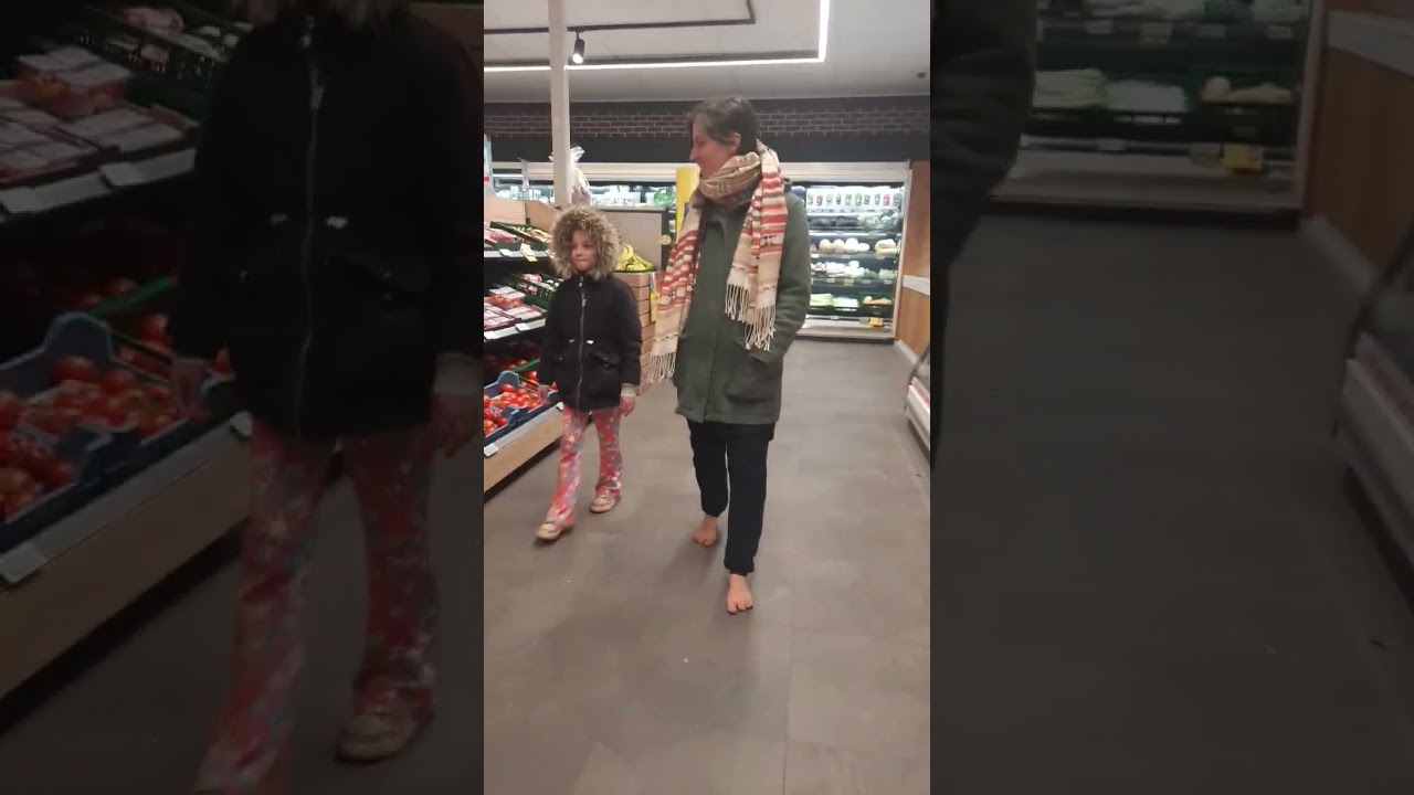 Barefoot in the shop 🥰🦶