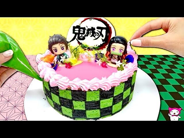 可愛すぎる 鬼滅の刃ケーキを作ってみた 炭治郎と禰 豆子のキャラ弁ならぬキャラケーキをdiy 簡単 イラスト絵を実写化してみる Demon Slayer Cake Youtube