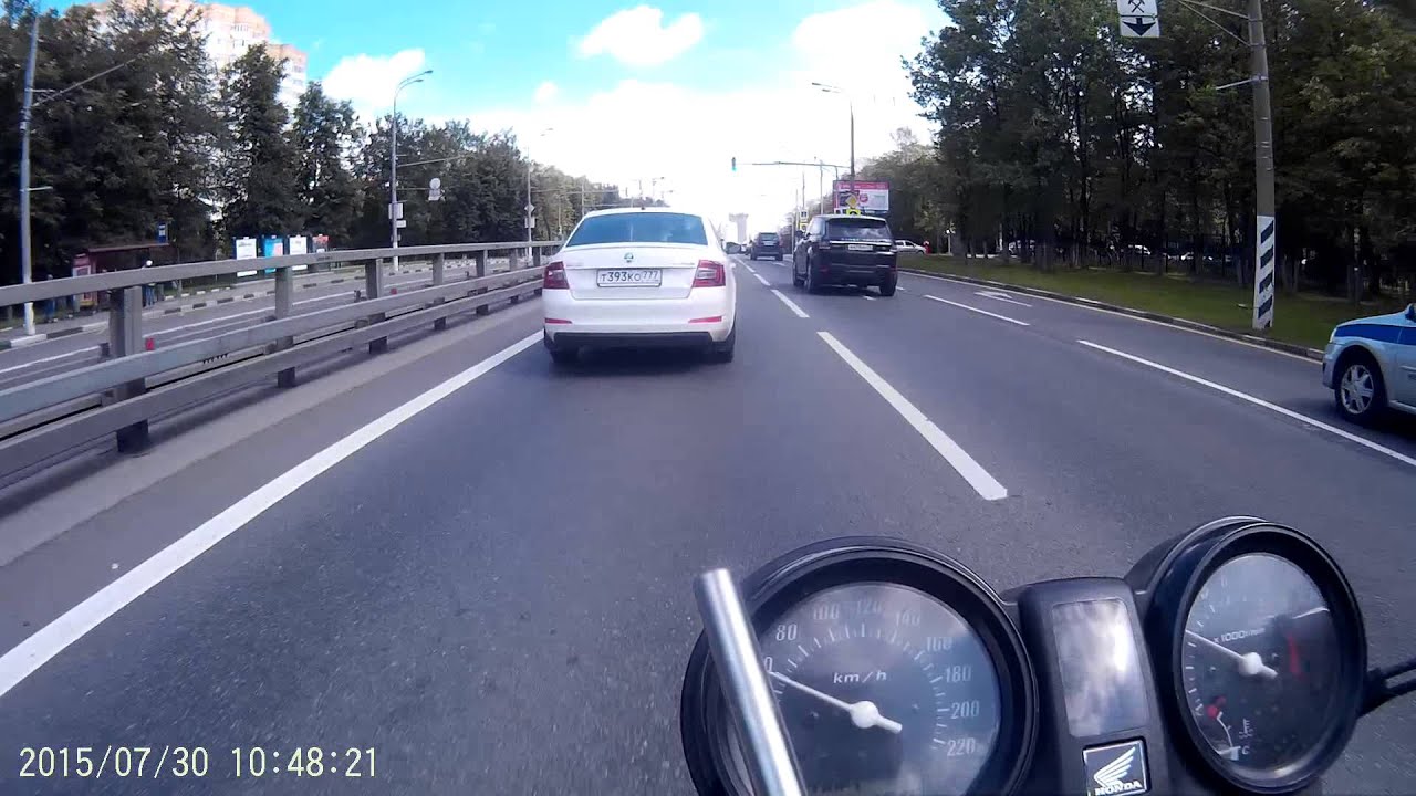 2015 07 полицейский показывает как надо слегка нарушать (Renault Logan А 3375 99)