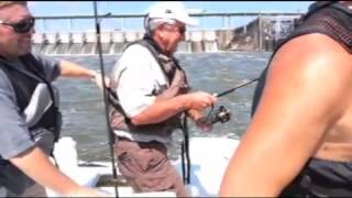 Fishing at Tellico Dam - Larry Morgan Lands a 40 Inch (35lb) Striped Bass