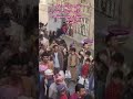 مقطع مؤلم لنساء في طوابير طويلة بمحافظة إب ينتظرن وجبة بسيطة من مطبخ خيري