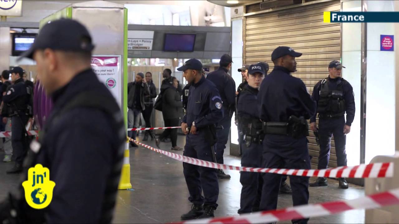 French soldier stabbed in Paris: terror probe launched following knife attack on patrolling soldier