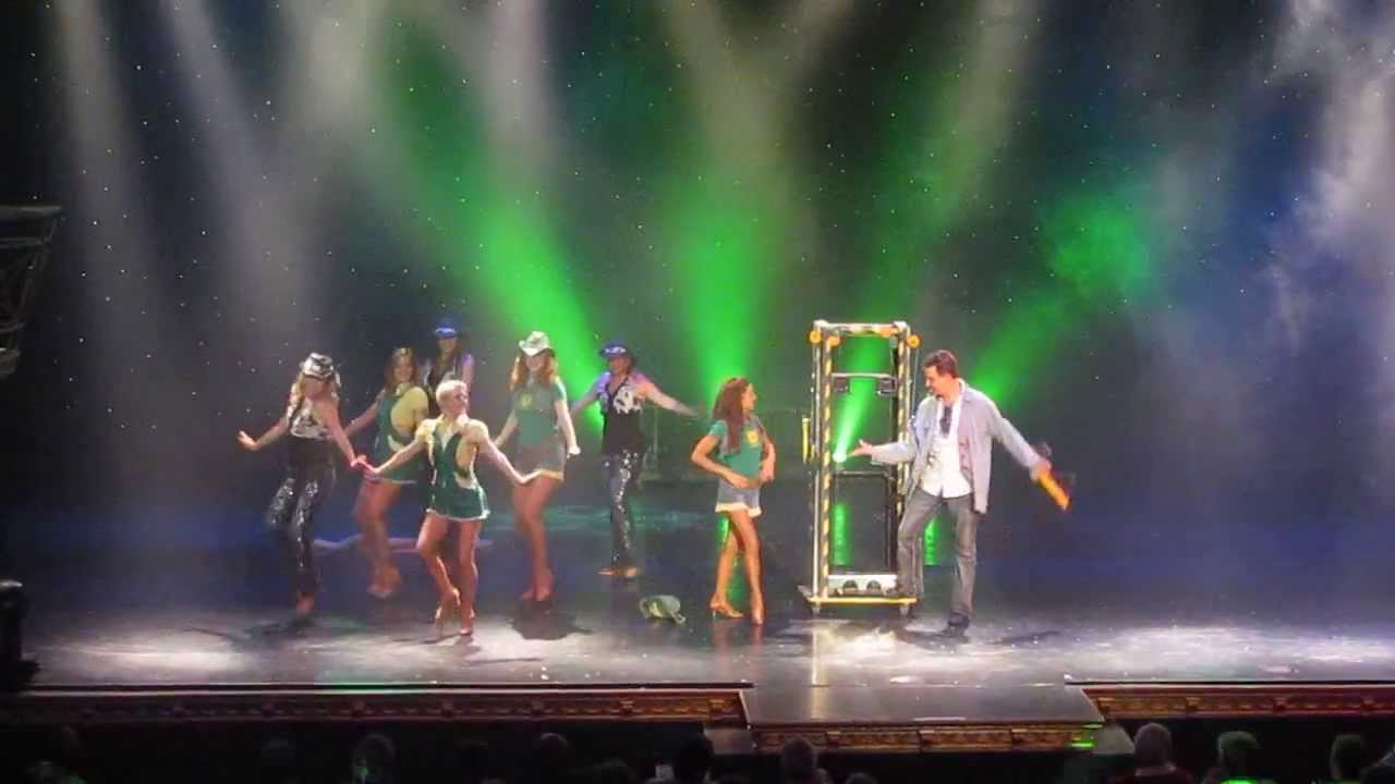 Taylor Reed Performs Compressed Illusion (Little Bitty)