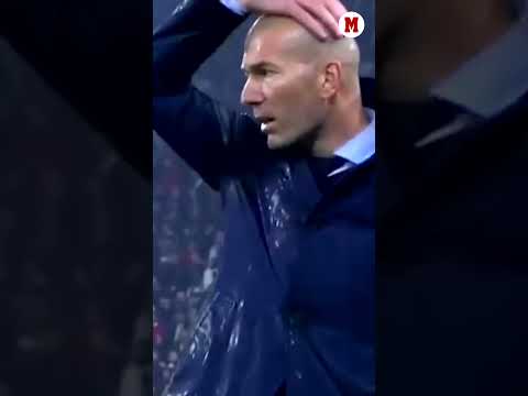 Del césped al palco: Zidane celebró la remontada sacudiendo su 'mano de las chilenas' MARCA