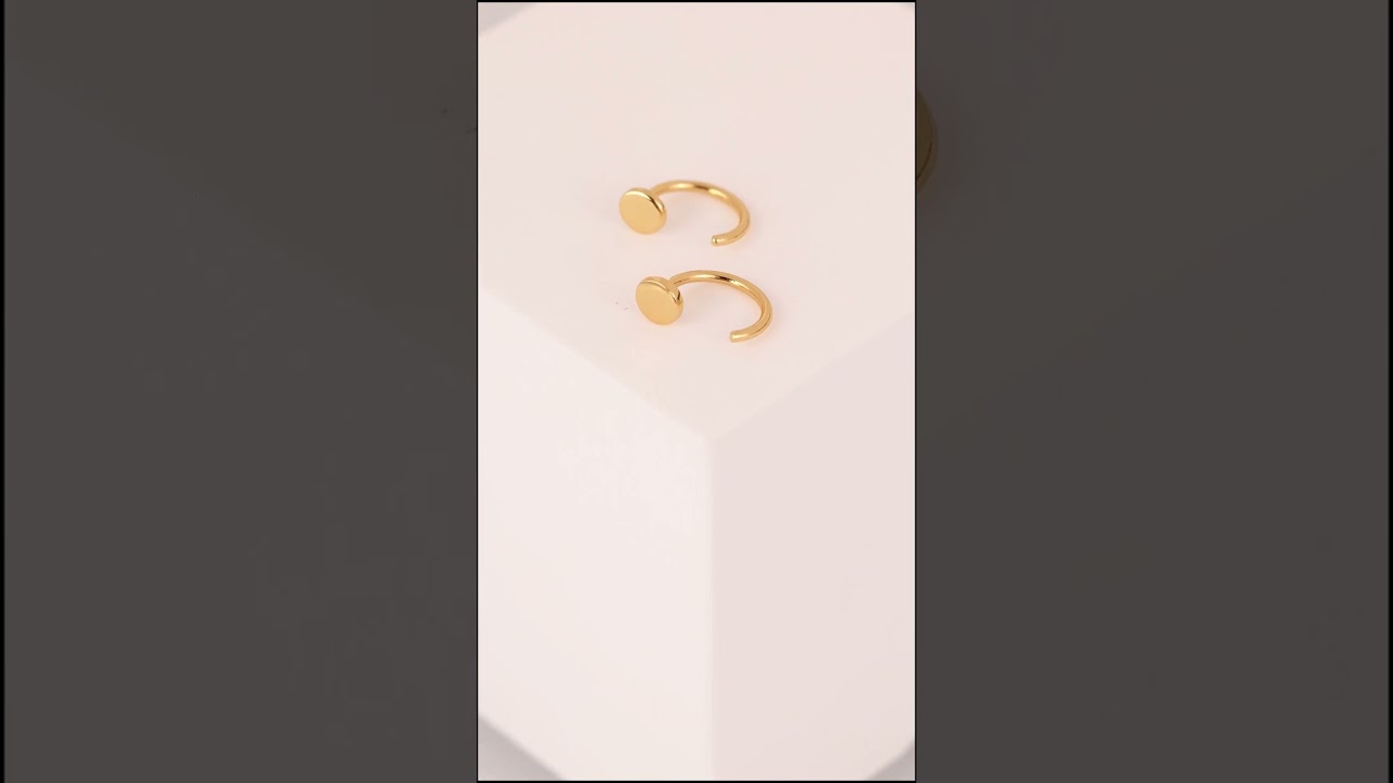 Cuddle your ears in effortless elegance with our open huggie earrings 💖