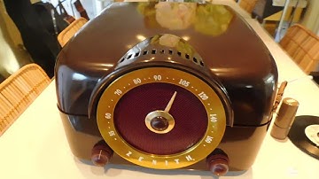 Zenith H644 Bakelite case Cobra-Matic record payer playing an LP record.