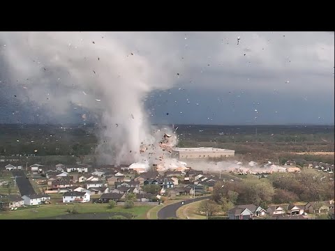 Видео: Потрясающие кадры торнадо снятые с дрона!