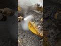 o homem está usando uma máquina potente com jatos de água para lavar a máquina patrola