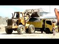 Alat berat beko loader muat truk | kendaraan konstruksi truk pasir