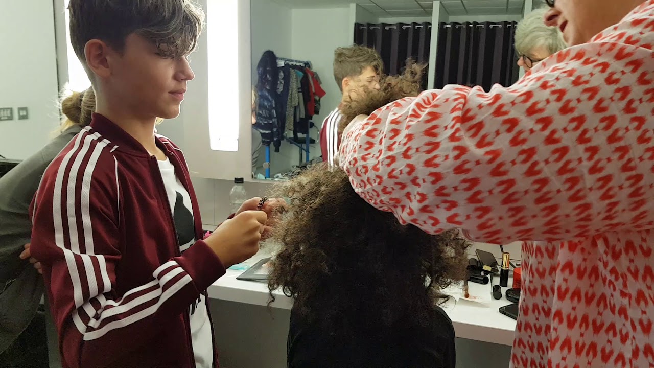 Little Oscar wants to look like a footballer Ozzy helping