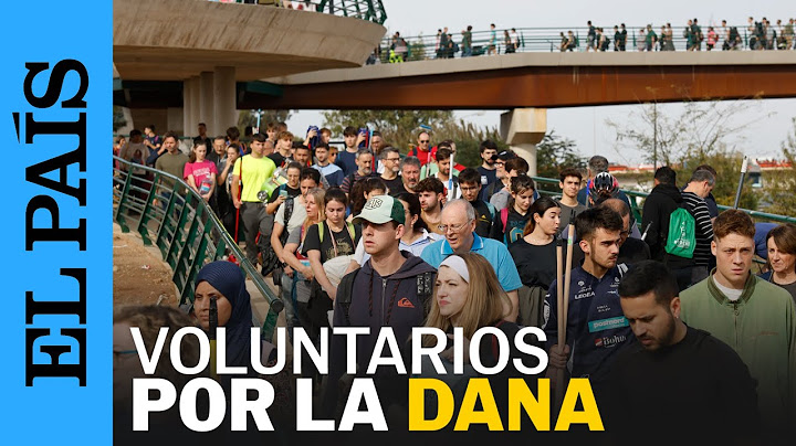 DANA ESPAÑA | Vecinos de Picaña cruzan el puente a Paiporta como voluntarios por la dana | EL PAÍS
