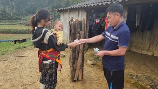 Download Lagu A mother and her 14-month-old daughter went to cut down trees to sell. MP3