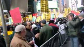 EGYPTIANS PROTEST IN TIME SQUARE NEWYORK CITY 02-04-2011.MUBARAK MUST GO.wmv