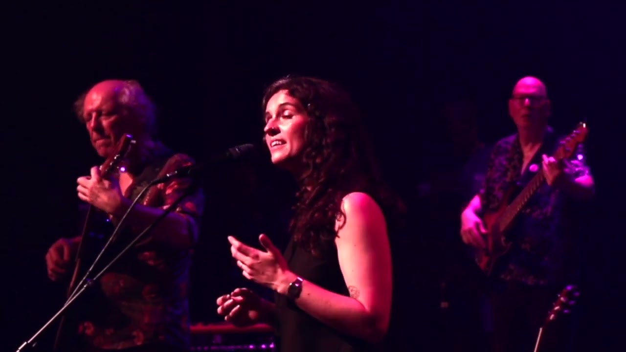 'A Case of You' by Joni Mitchell, performed by Hejira auf YouTube ansehen 'A Case of You' by Joni Mitchell, performed by Hejira auf YouTube ansehen
