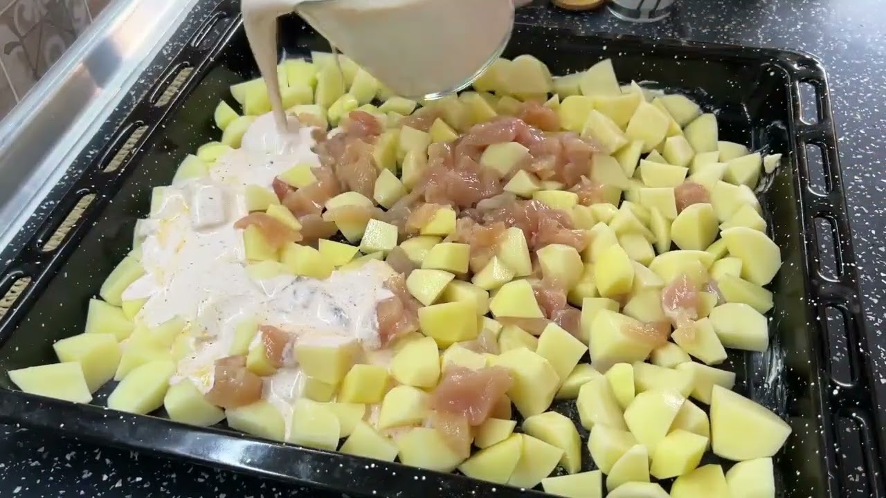 Patate me gjoks pule dhe hoplla në furrë