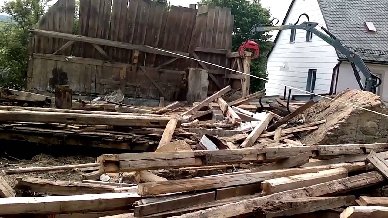 Scheunen Abriss mit einer Seilwind, Rückewagen