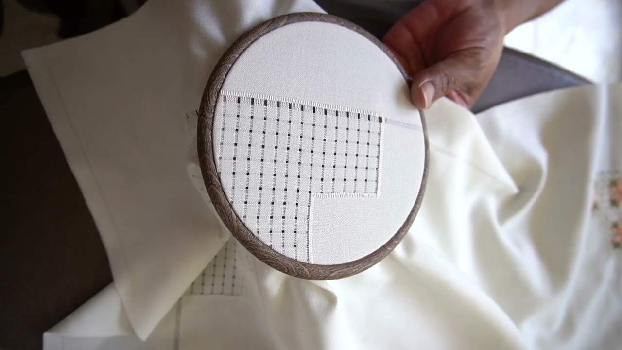 Deshilado de Esquina para servilleta con diseño de flores.