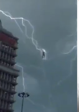 Nyata Titisan Thor!!!! Orang Terbang disambar berkali kali