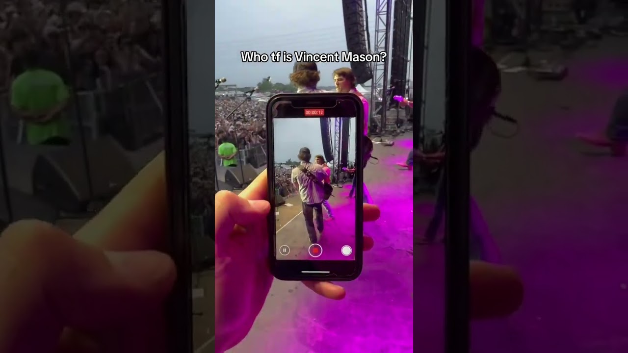 Vincent mason's camera man takes fan's phone and brings it on stage #gavinadcock #vincentmason