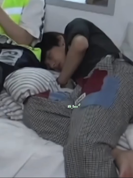 Sleep with his eyes open...?🤨👐🤭 #bts #taehyung #shortvideo #army #edit
