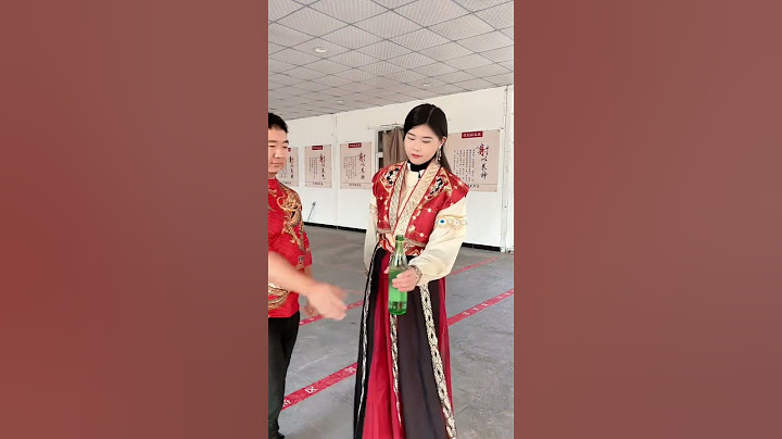 中国气功：猛男一掌拍碎啤酒瓶Chinese Qigong: A strong man smashes a beer bottle with one palm