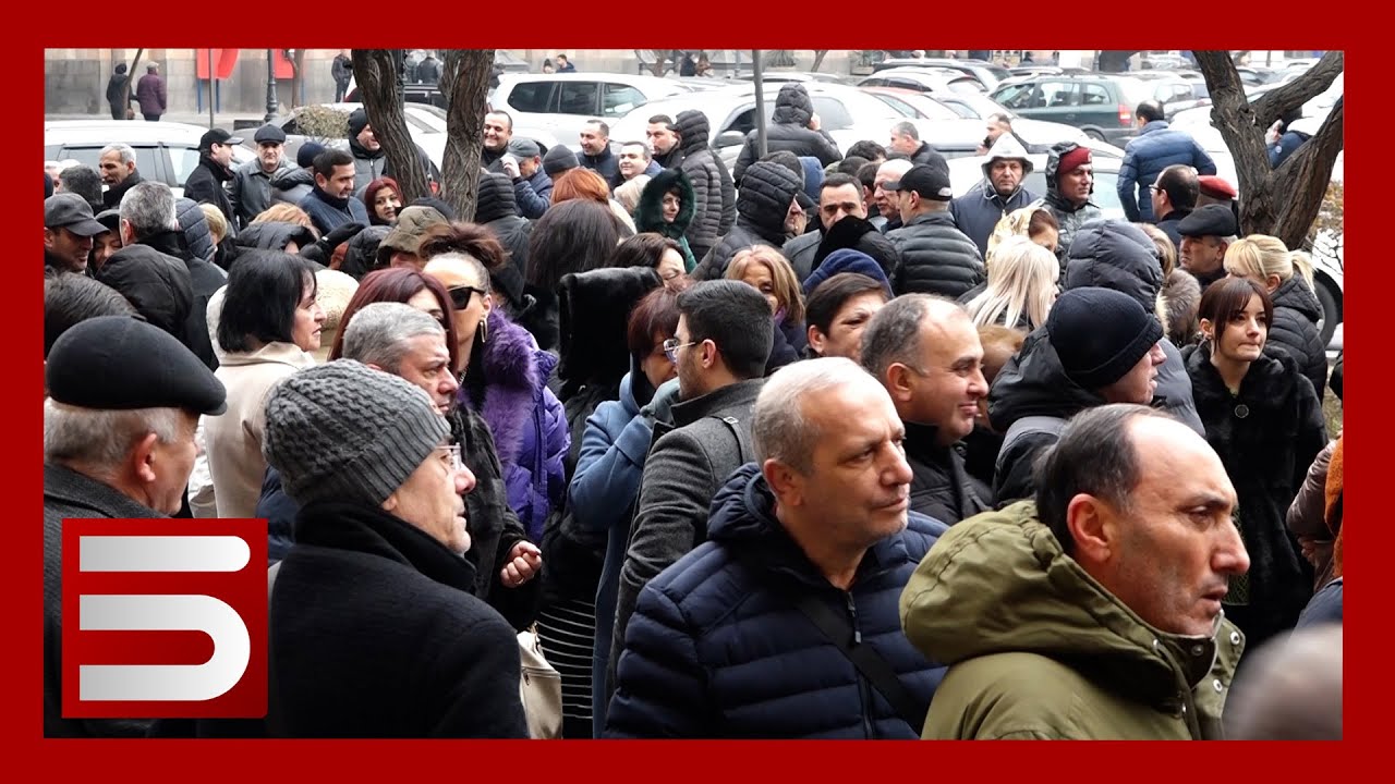 Ոսկու շուկայի բունտը. հարկերի կրկնակի բարձրացումն առևտրականներին փողոց է հանել