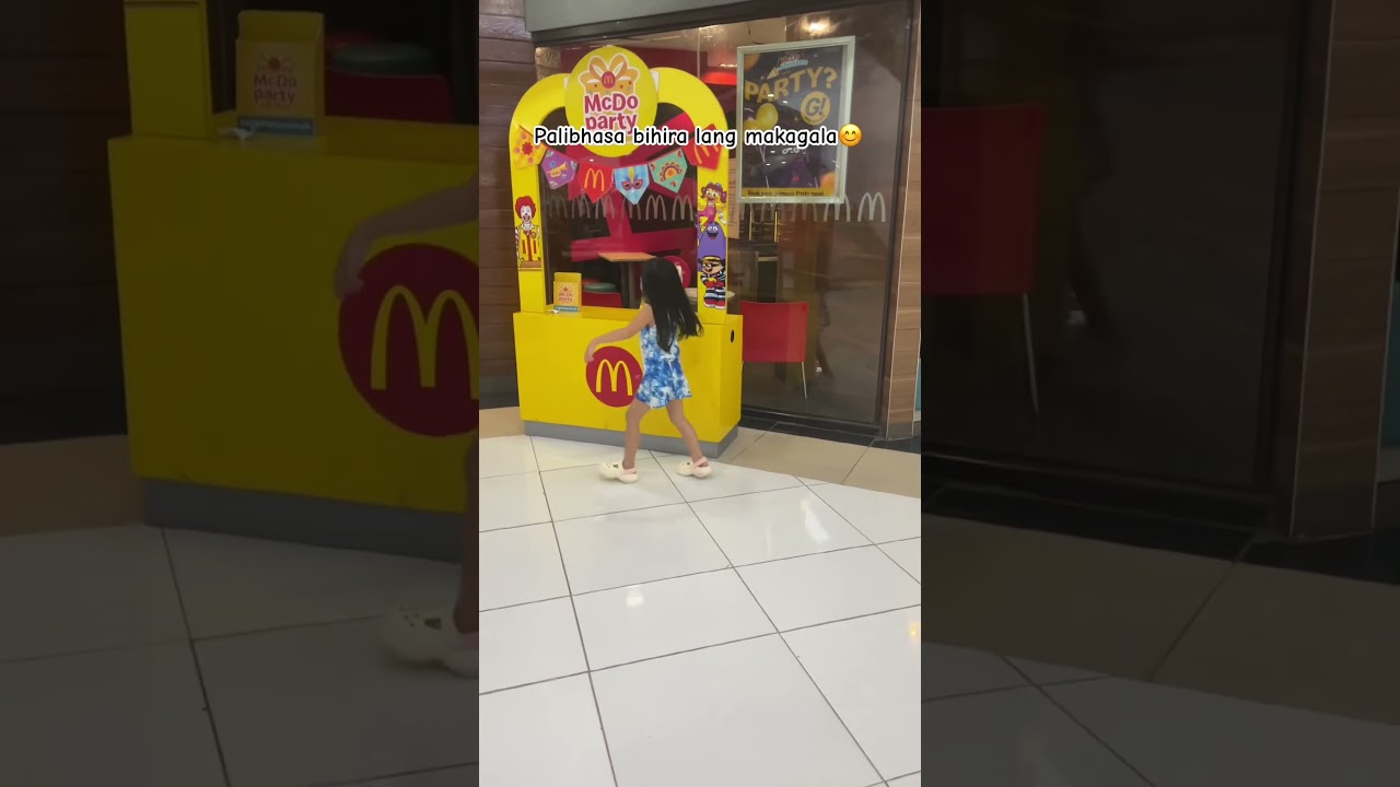 Curious na curious sya 😅 