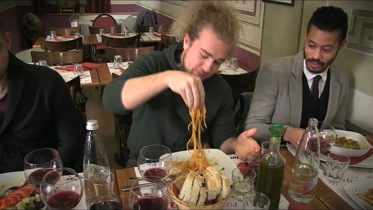 Un elfo che mangia gli spaghetti? SI, è successo. Guarda come li mangia! #elfintheschool parte 5