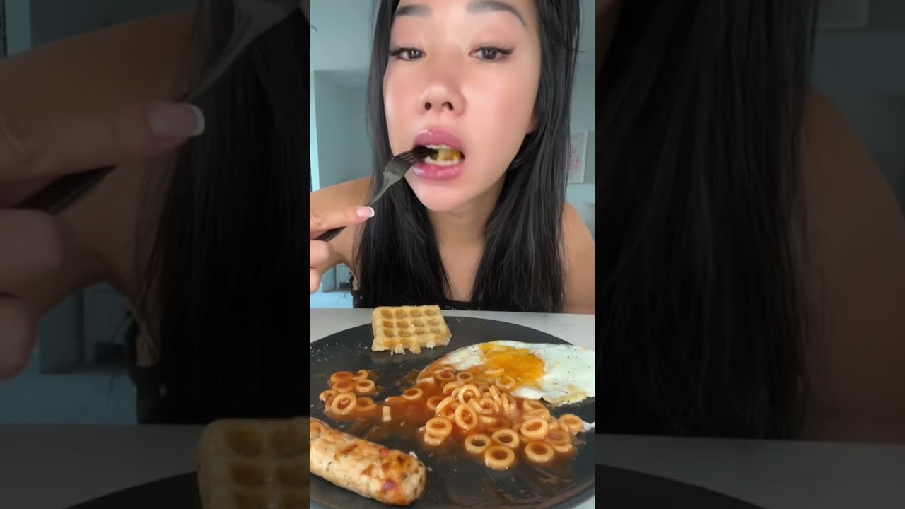Potato Waffles, Chicken Sausages, Fried Eggs & Spaghetti Hoops ❤️