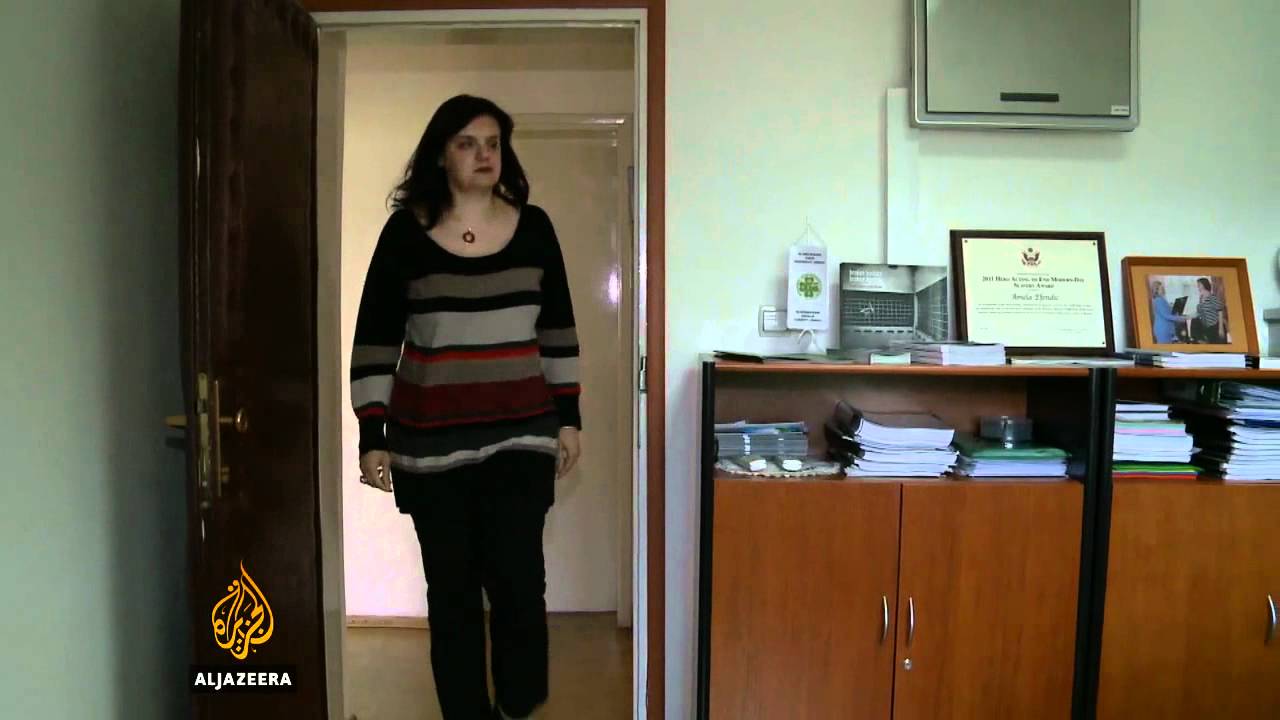 وثائق تم ضبطها بحوزة أم ألمانية من كاليسيا - قناة الجزيرة البلقان
