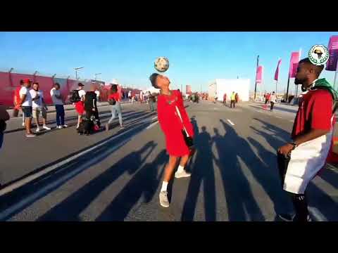 شاهدالسوداني عبد الله عماد يواصل عروضه الاستعراضية بكرة القدم للجماهير بالتزامن كأس العالم 2022