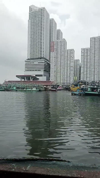 dermaga yang sibuk dengan backround gedung #shorts #pelaut
